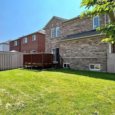 Spacious + Minimalistic Home In Whitby Exterior photo