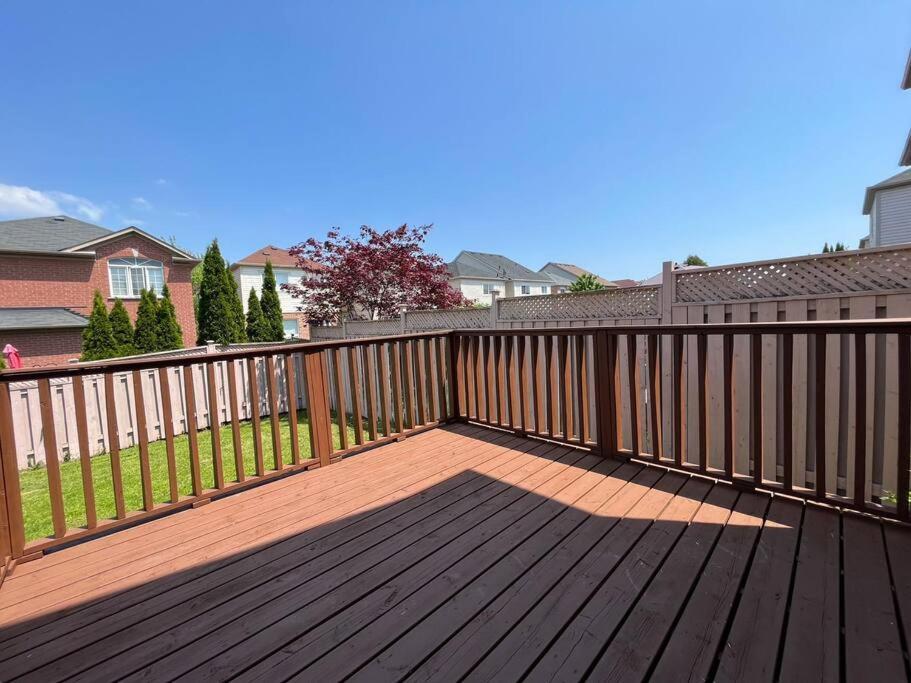 Spacious + Minimalistic Home In Whitby Exterior photo