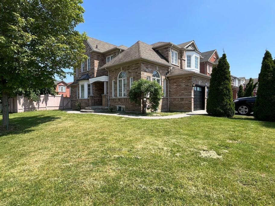 Spacious + Minimalistic Home In Whitby Exterior photo