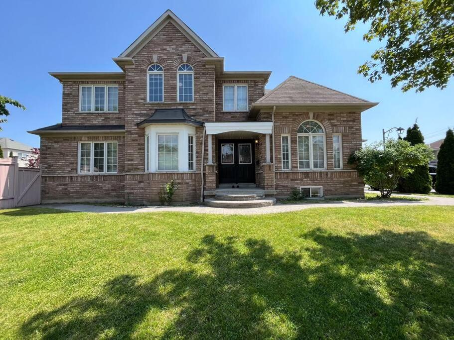 Spacious + Minimalistic Home In Whitby Exterior photo