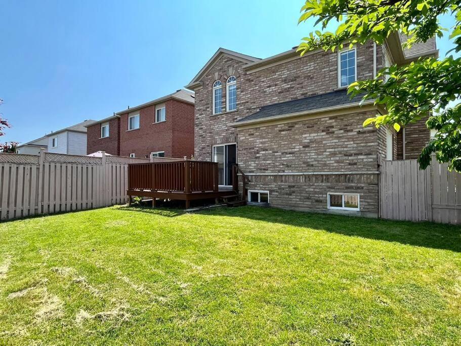 Spacious + Minimalistic Home In Whitby Exterior photo